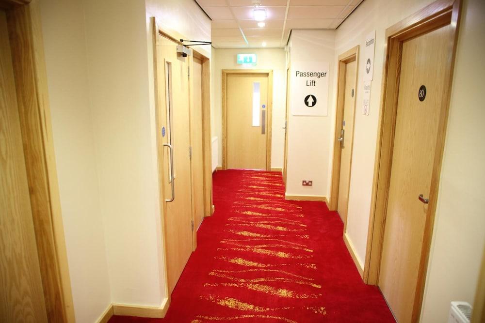 Cambridge Hotel Хаддерсфилд Экстерьер фото